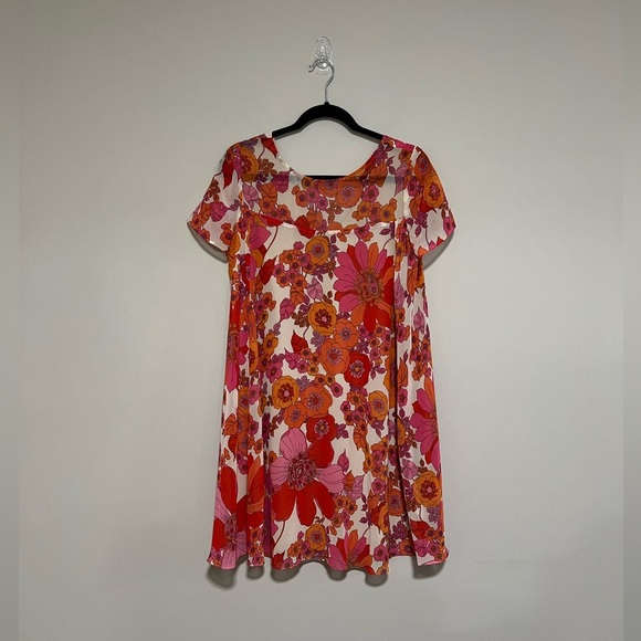 Trina Turk Pleated Retro Floral Lightweight Swing Mini Dress Size Small Flowy - Picture 1 of 8